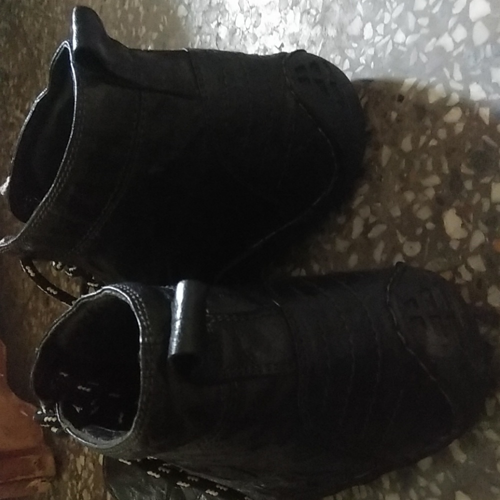 Shoe - Picture 2 of 4